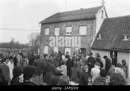 Lo scrittore russo Alexander Solzhenitsyn è stato espulso dalla Russia e ora risiede nella casa di Heinrich Böll Descrizione: La stampa raccolta per la casa di Heinrich Böll Data: 14 febbraio 1974 luogo: Germania, Colonia Parole Chiave: Case, stampa, scrittori Nome personale: Alexander Solzjenitsyn Foto Stock