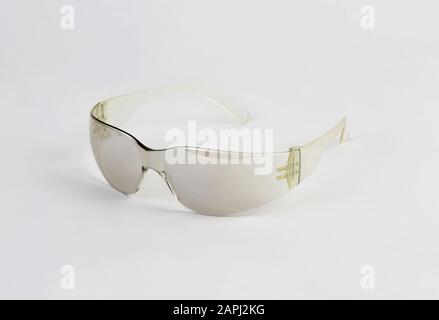 Occhiali protettivi, occhiali di sicurezza isolati su sfondo bianco Foto Stock