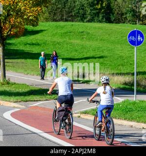 I ciclisti modifica dal ciclo percorso per un combinato di ciclismo su strada e sentiero con pedoni Foto Stock