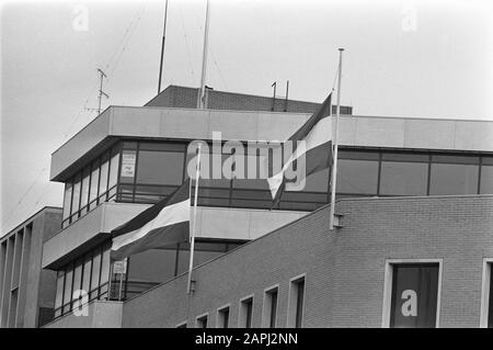 Vittime del disastro degli autobus vicino a Dinant, Belgio, sono stati trasportati al Cimitero Generale di Eindhoven Descrizione: Le bandiere appendere semi-albero a Eindhoven Data: 16 luglio 1969 posizione: Eindhoven, Noord-Brabant Parole Chiave: Cimiteri, vittime, bandiere Foto Stock