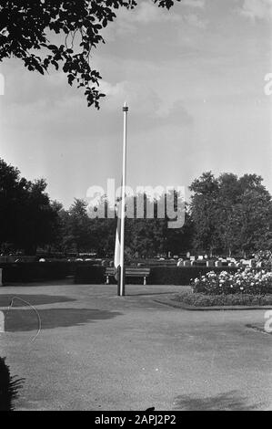 Vittime del disastro degli autobus nei pressi di Dinant, Belgio, sono stati trasportati al Cimitero Generale di Eindhoven Descrizione: La bandiera si blocca a metà albero Data: 16 luglio 1969 posizione: Eindhoven, Noord-Brabant Parole Chiave: Cimiteri, bandiere Foto Stock