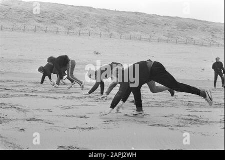 Allenamento di Ajax nelle dune e sulla spiaggia vicino a Wassenaar in preparazione alla partita contro l'Arsenal Descrizione: I calciatori allenano sulla spiaggia; in primo piano Cruijff Data: 14 Aprile 1970 luogo: Wassenaar, Zuid-Holland Parole Chiave: Sport, spiagge, calcio Nome personale: Cruijff, Johan Foto Stock