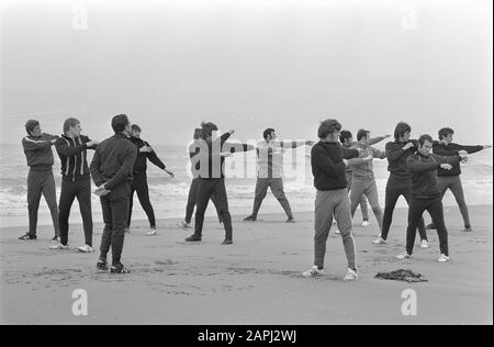 Allenamento di Ajax nelle dune e sulla spiaggia vicino a Wassenaar in preparazione alla partita contro l'Arsenal Descrizione: Il calcio giocatori treno sulla spiaggia Data: 14 aprile 1970 posizione: Wassenaar, Zuid-Holland Parole Chiave: Sport, spiagge, calcio Foto Stock