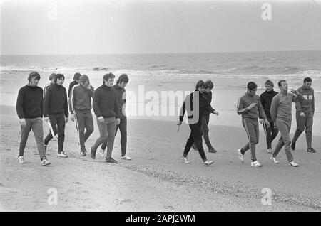 Allenamento di Ajax nelle dune e sulla spiaggia nei pressi di Wassenaar in preparazione alla partita contro l'Arsenal Descrizione: I calciatori fanno una passeggiata in spiaggia Data: 14 aprile 1970 posizione: Wassenaar, Zuid-Holland Parole Chiave: Sport, calcio Foto Stock