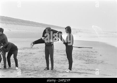 Allenamento di Ajax nelle dune e sulla spiaggia vicino a Wassenaar in preparazione alla partita contro l'Arsenal Descrizione: Il calcio giocatori treno sulla spiaggia Data: 14 aprile 1970 posizione: Wassenaar, Zuid-Holland Parole Chiave: Sport, spiagge, calcio Foto Stock