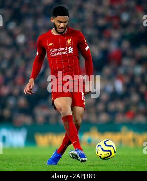 Joe Gomez di Liverpool in azione durante la partita della Premier League ad Anfield, Liverpool. Foto Stock