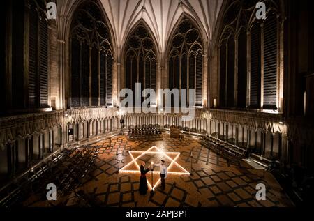 York Minster canonico cancelliere Christopher Collingwood (sinistra) e Joshua Daniels (destra) della York University Jewish Society, aiutano a illuminare seicento candele a forma di Stella di Davide, in memoria di oltre 6 milioni di ebrei assassinati dai nazisti nella seconda guerra mondiale, Nella Chapter House della York Minster di York, parte della commemorazione della York Minster per la Giornata Internazionale dell'Olocausto. Foto Stock