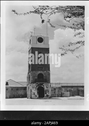 Wi [Indie Occidentali]/Anefo London Series Descrizione: The William III Tower, also Lighthouse, at Fort Zoutman in Oranjestad. The Fort is used as Prison Annotation: Repronegative Date: 1940-1945 Location: Aruba, Oranjestad Keywords: Carcere, World War II Foto Stock