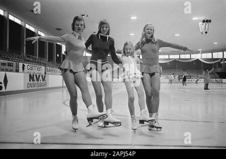 Formazione per i campionati olandesi di Jaap Edenhal ad Amsterdam Descrizione: De Verlaan Sisters, v.l.n.r. Sophia, Annemarie, Monique E Corry Data: 17 Gennaio 1974 Località: Amsterdam, Noord-Holland Parole Chiave: Lotta D'Arte, Combattenti D'Arte Nome Personale: Verlaan, Annemarie, Verlaan, Corry, Verlaan, Monique, Verlaan, Sophia Foto Stock