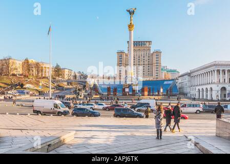 Kiev, Ucraina - 03 gennaio 2020: Passeggiata nel centro di Kiev. Vista su Piazza Indipendenza e Khreshchatyk Street. Al centro - l'Independence Mo Foto Stock