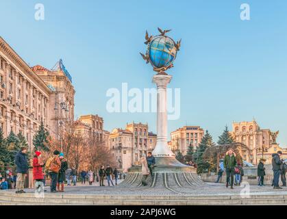 Kiev, Ucraina - 03 gennaio 2020: Passeggiata nel centro di Kiev, Piazza Indipendenza, Khreschatyk. Foto Stock