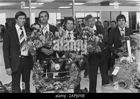 Part Water polo team back from Montreal, v.l.n.r.: Buunk, Trainer Trumbic, Smits e Reserve keeper Bow Shots in the flowers Data: 30 luglio 1976 luogo: Montreal Parole Chiave: Waterpolo Nome personale: Smits Foto Stock