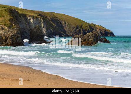 Onde Holywell Bay sulla North Cornish Coast Foto Stock
