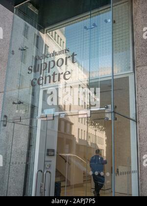 Debenhams', il 'Suport Centre', edificio appena fuori Oxford Street a Londra. Sostegno alla vita dell'amministrazione di Debenhams forse. Crisi del commercio al dettaglio di strada. Foto Stock