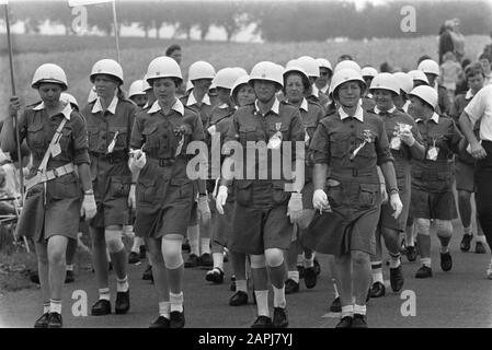 De Four Days van Nijmegen 1969 Descrizione: Soldati danesi dell'esercito femminile con caschi Data: 17 luglio 1969 posizione: Gelderland, Nijmegen Parole Chiave: Militare, donne, escursioni Foto Stock