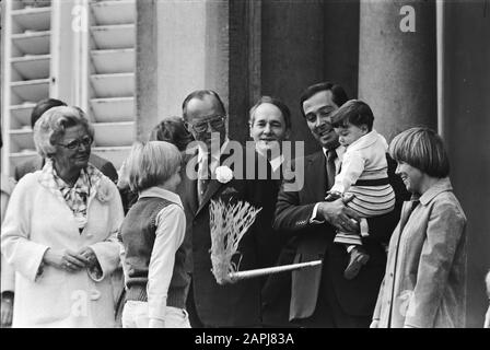 Defile Soestdijk 78; Bernardo (figlio di Christina e Jorge Guillermo) lancia il corno, più lontano da sn Hm, Willem Alexander, Bernhard E Charles Hugo/Data: 1 Maggio 1978 Luogo: Soestdijk, Utrecht Parole Chiave: Defiles Nome Personale: Bernardo, Bernhard (Prince Netherlands), Christina, Princess, Guillermo, Jorge Foto Stock