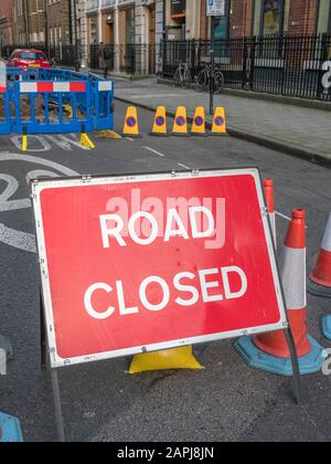 Cartello stradale chiuso in strada laterale vicino alla Torre dell'Ufficio postale di Londra. Lavori stradali, lavori stradali, manutenzione stradale, chiusura temporanea della strada. Foto Stock