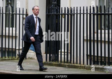 Downing Street, Londra, Regno Unito. 23rd Gen 2020. Straniero SecretaryÊDominic Raab arriva a Downing Street. Credito: Dinendra Haria/Alamy Live News Foto Stock