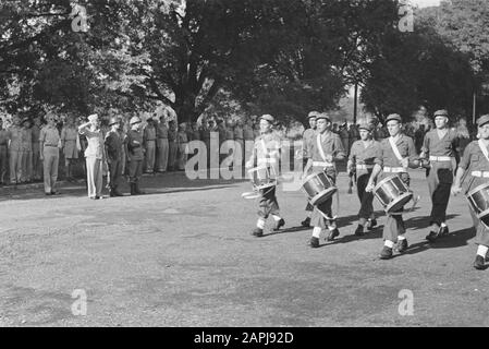 Dono del Leone di bronzo al Capitano Marijs Descrizione: Defilé. Lasciato il comandante del colonnello di T-Brigade D.R.A.. Van Langen accanto al capitano Marijs Data: Luglio 1947 Ubicazione: Indonesia, Indie Orientali olandesi Foto Stock