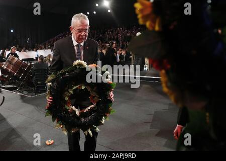 Gerusalemme, Israele. 23rd Gen 2020. Il presidente austriaco Alexander Van der Bellen partecipa a una cerimonia di deposizione del giuramento al Forum mondiale dell'Olocausto, che segna 75 anni dalla liberazione del campo di sterminio nazista Auschwitz, presso il centro commemorativo dell'Olocausto di Yad Vashem, a Gerusalemme, giovedì 23 gennaio 2020. I leader mondiali segnano il 75th anniversario della liberazione del campo di sterminio nazista Auschwitz. Foto in piscina di Ronen Zvulun/UPI Credit: UPI/Alamy Live News Foto Stock