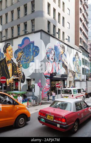Hollywood Road Hong Kong; Street scene, con auto, persone e Street art, Hollywood Road, Hong Kong Island Hong Kong Asia Foto Stock