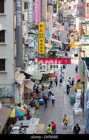 Hong Kong Island Street scene, la gente shopping alle bancarelle del mercato, Soho, Hong Kong Asia Foto Stock