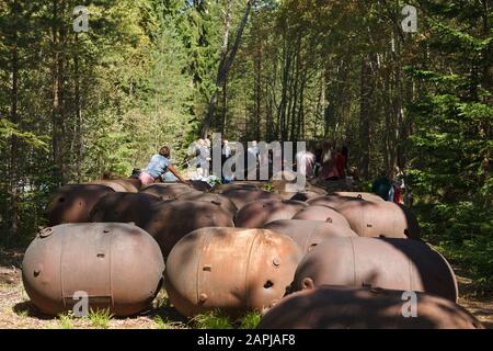 NAISSAAR, ESTONIA - 5 GIUGNO 2018: Vecchie miniere sottomarine della seconda Guerra Mondiale nell'ex base militare dell'isola dell'URSS. Miniere arrugginite dal tempo all'aperto Foto Stock