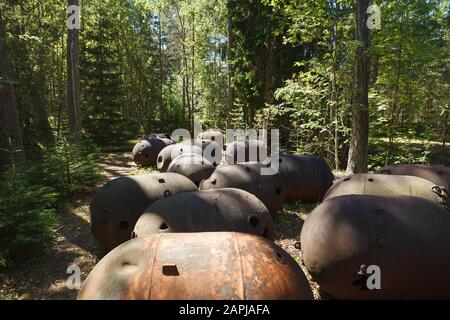 Vecchie miniere sottomarine della seconda Guerra Mondiale nell'ex base militare dell'isola dell'URSS. Naissaar, Estonia. Miniere arrugginite dal tempo all'aperto Foto Stock