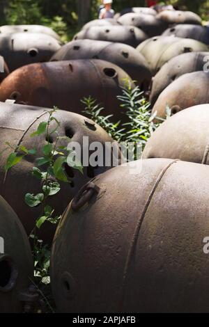 Vecchie miniere sottomarine della seconda Guerra Mondiale nell'ex base militare dell'isola dell'URSS. Naissaar, Estonia. Miniere arrugginite dal tempo all'aperto Foto Stock