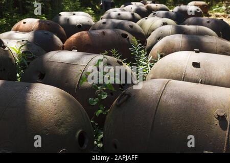 Vecchie miniere sottomarine della seconda Guerra Mondiale nell'ex base militare dell'isola dell'URSS. Naissaar, Estonia. Miniere arrugginite dal tempo all'aperto Foto Stock