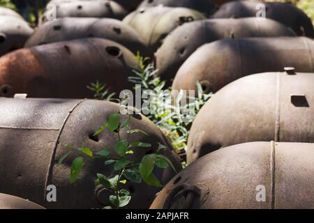 Vecchie miniere sottomarine della seconda Guerra Mondiale nell'ex base militare dell'isola dell'URSS. Naissaar, Estonia. Miniere arrugginite dal tempo all'aperto Foto Stock