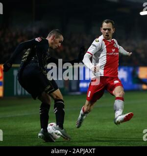 Spakenburg, Paesi Bassi. 23rd Gen 2020. Spakenburg, 23-01-2020, De Westmaat TOTO KNVB Beker, calcio olandese, stagione 2019-2020, Go ahead aquile giocatore Antoine Rabillard, IJsselmeervogels giocatore Mike van de Laar durante la partita Credit: Pro Shots/Alamy Live News Foto Stock