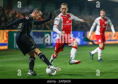 Spakenburg, Paesi Bassi. 23rd Gen 2020. Spakenburg, 23-01-2020, De Westmaat TOTO KNVB Beker, calcio olandese, stagione 2019-2020, Go ahead aquile giocatore Antoine Rabillard, IJsselmeervogels giocatore Mike van de Laar durante la partita Credit: Pro Shots/Alamy Live News Foto Stock