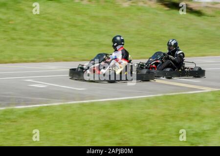 Florianopolis - Brasile, 9 febbraio 2019: Vista laterale dell'immagine dinamica di due competitivi, in movimento veloce, go-kart, con effetto di sfocatura del movimento. Primo posto Foto Stock