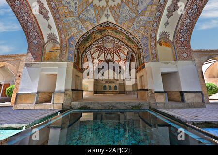 Decorazioni colorate sul soffitto nei giardini delle pinne, nella città di Kashan, Iran Foto Stock