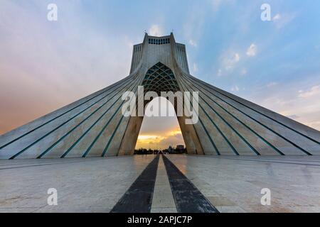 Azadi Tower al tramonto a Teheran, Iran Foto Stock