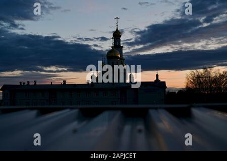 La silhouette della Chiesa a Surgut. Traduzione del testo sulla facciata dell'edificio: Palestra Ortodossa. Foto Stock
