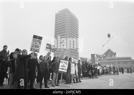 Queen Juliana apre la nuova casa provinciale del Brabante Nord a Den Bosch Descrizione: Manifestanti fuori dalla casa provinciale Data: 12 novembre 1971 Località: Den Bosch, Noord-Brabant Parole Chiave: Dimostranti, case di contea Nome personale: Juliana, Regina Foto Stock