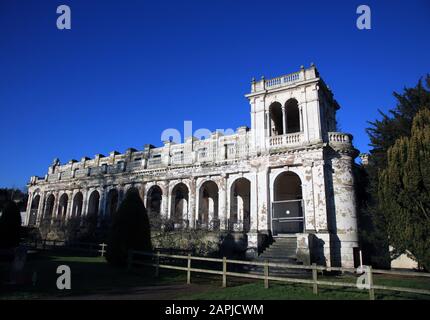 I resti del derelict Trentham Hall sulla tenuta di Trentham, Stoke on Trent, Staffordshire, Regno Unito. Foto Stock