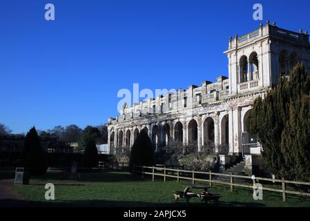 I resti del derelict Trentham Hall sulla tenuta di Trentham, Stoke on Trent, Staffordshire, Regno Unito. Foto Stock