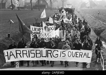 Dimostrazione contro la centrale nucleare di Borssele Descrizione: Protesters sulla loro strada per la centrale; sulle bandiere a.o.: Harrisburg è ovunque Data: 7 aprile 1979 posizione: Borssele, Zelanda Parole Chiave: Dimostrazioni, centrali nucleari, banner Foto Stock