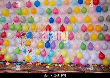 Muro di palloncini colorati per il gioco al carnevale fiera Foto Stock