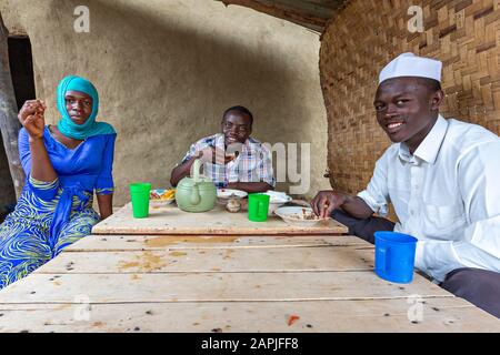 La gente del posto pranzando a Lake George, Uganda Foto Stock