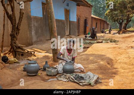 Donna locale che fa la ceramica senza usare una ruota di ceramica, a Kitwa, Uganda Foto Stock