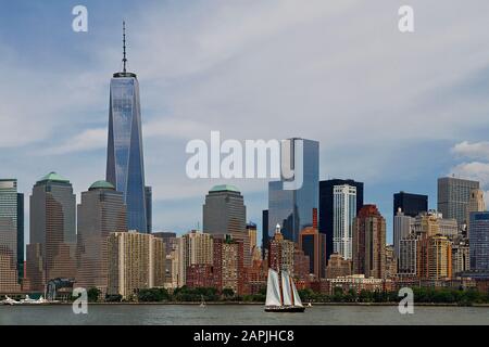 Skyline di New York City e One World Trade Center a New York City, Stati Uniti Foto Stock