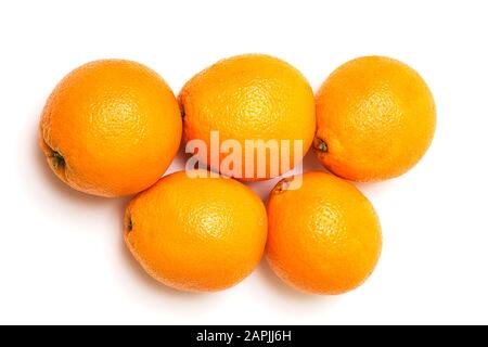 Intera disposizione arancione isolata su sfondo bianco, fotografata direttamente dall'alto. Foto Stock