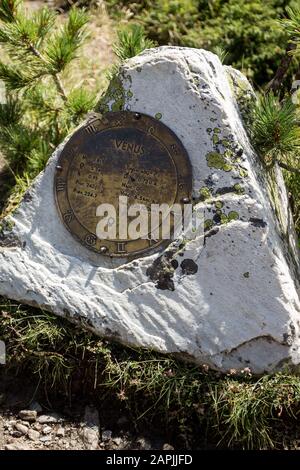 Saint-Luc, Vallese, Svizzera - 8 agosto 2018: Percorso pianeti a piedi - primo piano della carta d'identità per il pianeta Venere Foto Stock