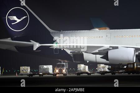 Monaco, Germania. 23rd Gen 2020. Il nuovo aeromobile 380 è in piedi all'aeroporto con il portello di stiva del carico aperto. A causa di un allarme antincendio a bordo, un aeromobile Lufthansa con 266 passeggeri a bordo è stato invertito sull'Atlantico e atterrato a Monaco. Fumo da un riscaldatore difettoso nella stiva del carico dell'aereo aveva innescato l'allarme incendio, ha detto un portavoce per la compagnia aerea. Credito: Tobias Hase/Dpa/Alamy Live News Foto Stock