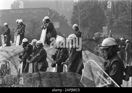 Dimostrazione contro la centrale nucleare di Kalkar; depositi di polizia tedesca Data: 24 settembre 1977 luogo: Kalkar Parole Chiave: Polizia, dimostrazioni, centrali nucleari Foto Stock