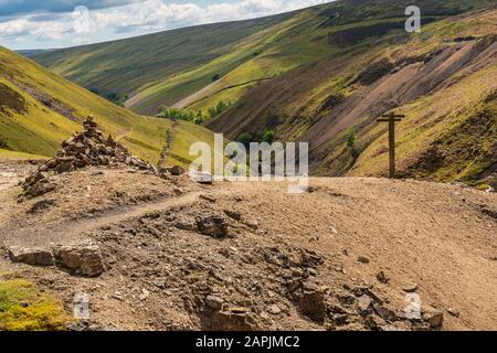 Camminare al Woodward Lead Level nelle Yorkshire Dales vicino a Gunnerside, North Yorkshire, Inghilterra, Regno Unito Foto Stock